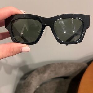 Gucci black sunglasses barely used